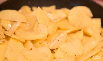 Cartofi prăjiți cu usturoi - fotografie pasul 2
