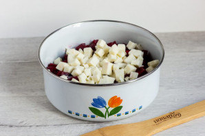 Salată de sfeclă roșie și brânză Adyghe - foto pasul 3