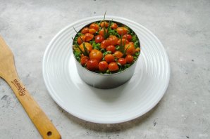 Salată în straturi "Lesnaya Polyana" cu ciuperci murate - fotografie pasul 8